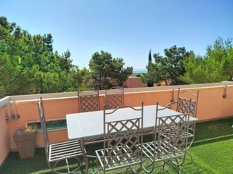 Location  T2 Cabine avec toit terrasse, climatis&eacute; avec vue mer &agrave; 100m de la mer &agrave; Bormes Les Mimosas.