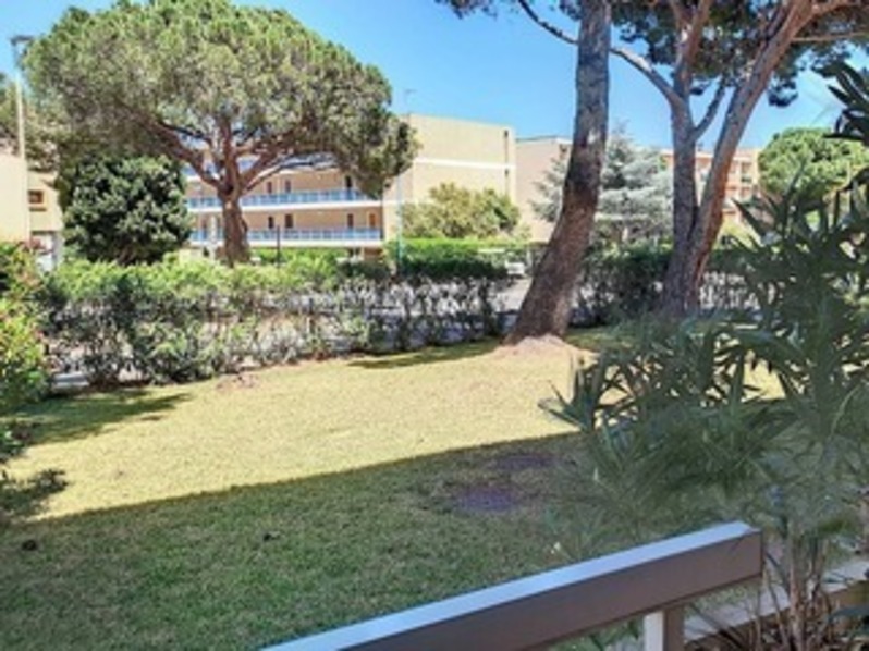 Location T2 RC de 25m² vue sur jardin, proche commerces et plages Favière