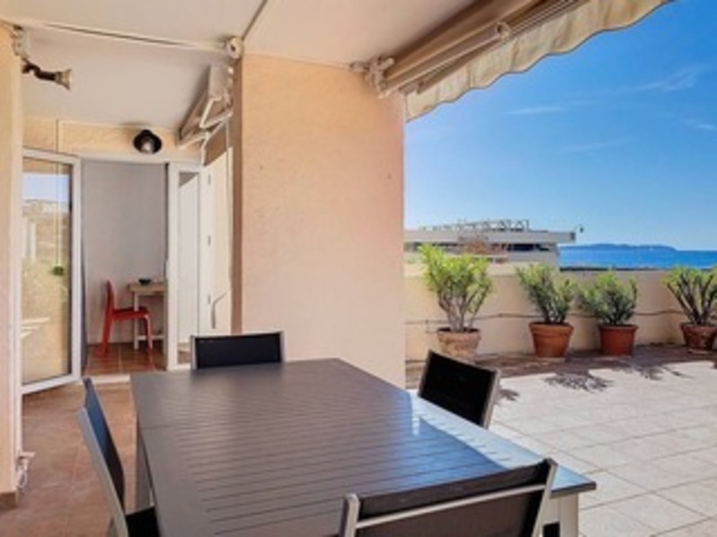 Location Studio climatis&eacute; vue mer Terrasse Parking Port de Bormes