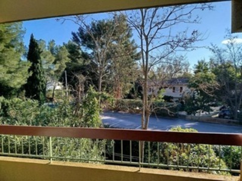 Location Studio cabine climatisé dans résidence avec piscine, parking, tennis