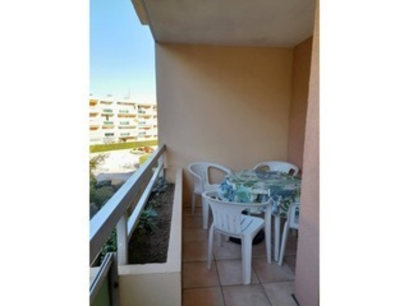 Location T2 climatisé dans résidence sécurisée, garage, proche centre et mer.