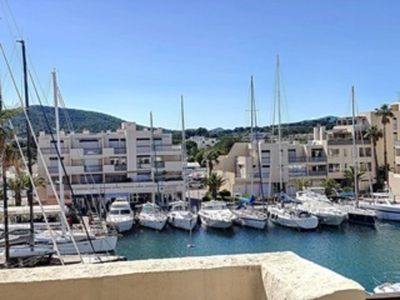 Location Beau T3 climatisé Port de Bormes vue Quai d\'Honneur