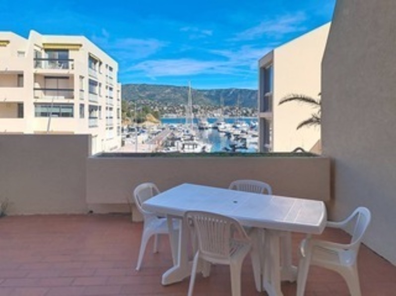 Location Studio climatis&eacute; avec terrasse sur la Marina de Bormes,