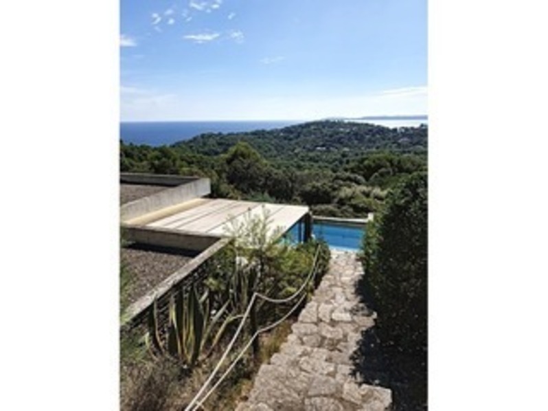 Location Villa deux chambres avec piscine au Gaou Bénat, vue panoramique sur la mer.