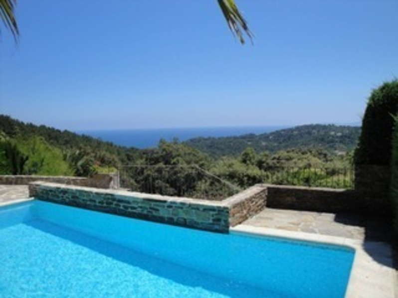 Location Villa deux chambres piscine au Gaou B&eacute;nat, vue panoramique sur la mer.