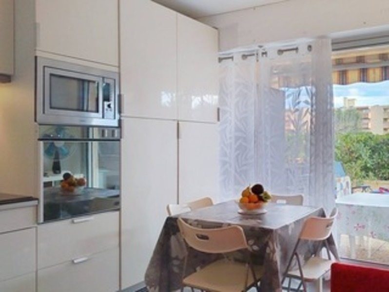 Location Studio en RDJ avec terrasse de 15m&sup2;, residence Les Rives, La Favi&egrave;re