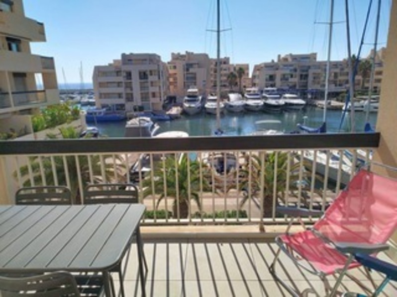 Location Studio climatis&eacute; vue Quai d'honneur La Marina Bormes les Mimosas