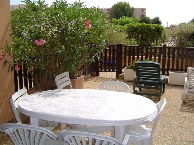 Location Joli T2 RDJ climatis&eacute; en rez de jardin r&eacute;sidence avec piscine et tennis, &agrave; Bormes les Mimosas.