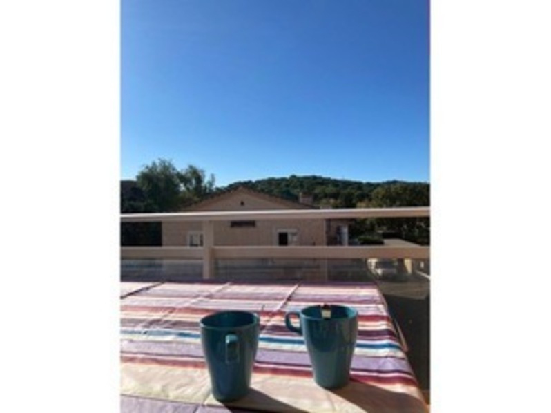 Location Beau T2 climatis&eacute; dans r&eacute;sidence calme avec piscine et tennis, proche plage.