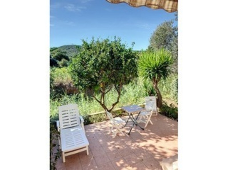 Location Mazet avec vue sur les vignes , dans résidence calme  avec piscine