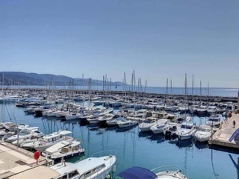 Location T2 port de Bormes -La Favière, classé deux étoiles, avec vue mer.