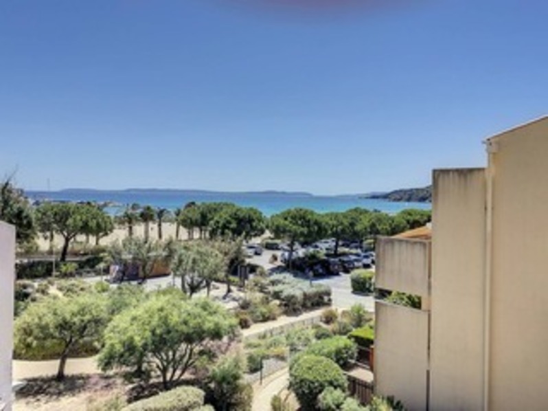 Location T2 vue mer, double loggia, en bord de plage.